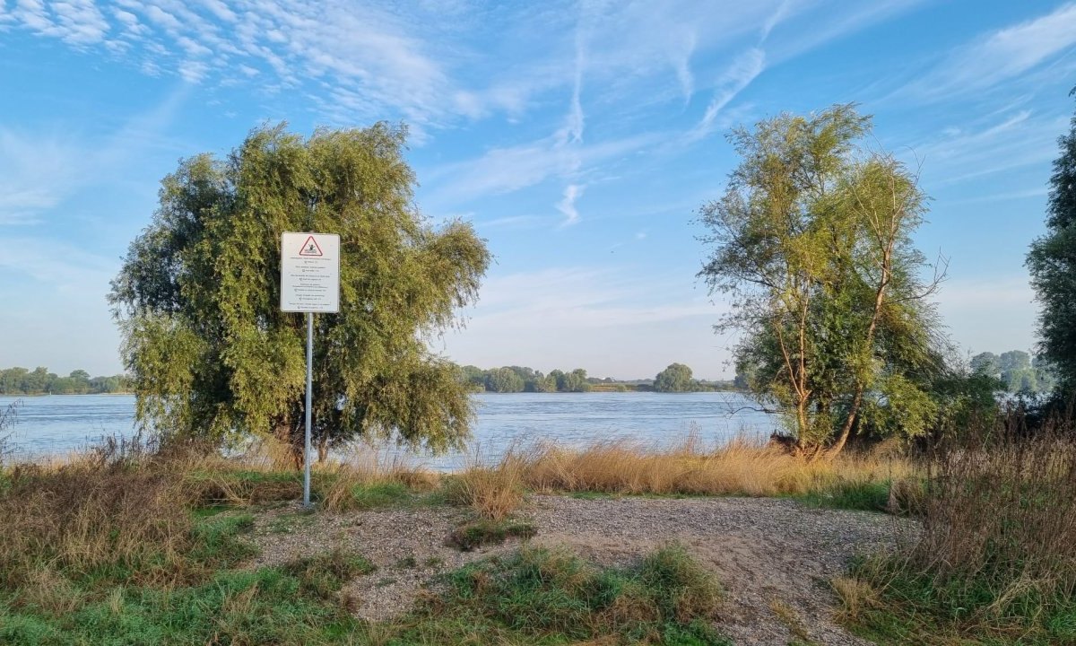 Warnschild am Rhein.jpg