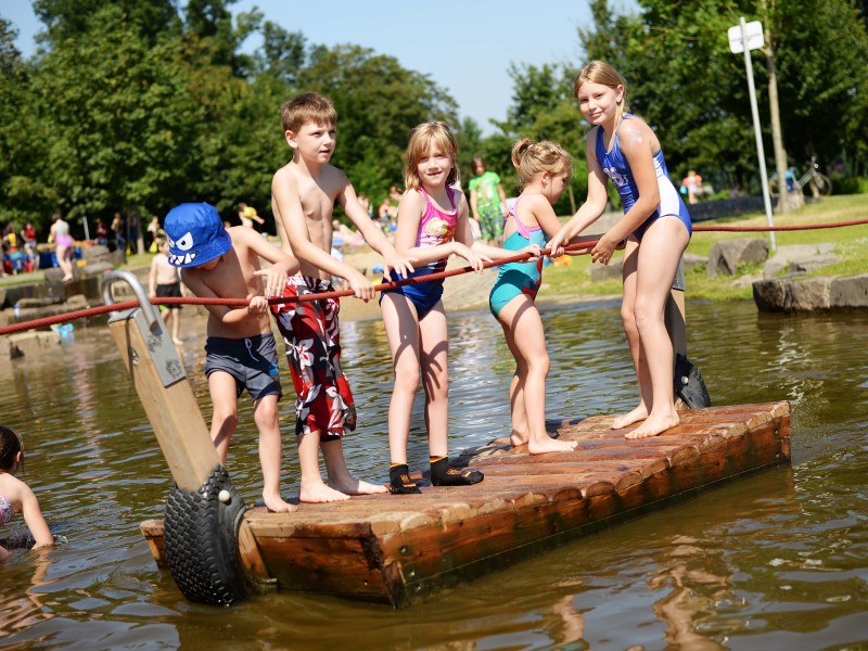 Am Wasserspielplatz in Duisburg an der Regattabahn ist immer was los.