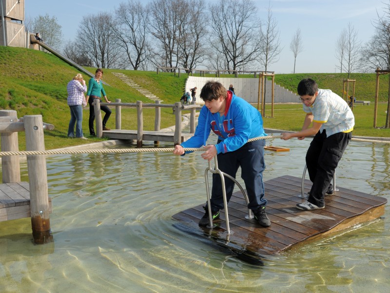 Mit dem Floß über den Wasserspielplatz am Schiffshebewerk Waltrop.