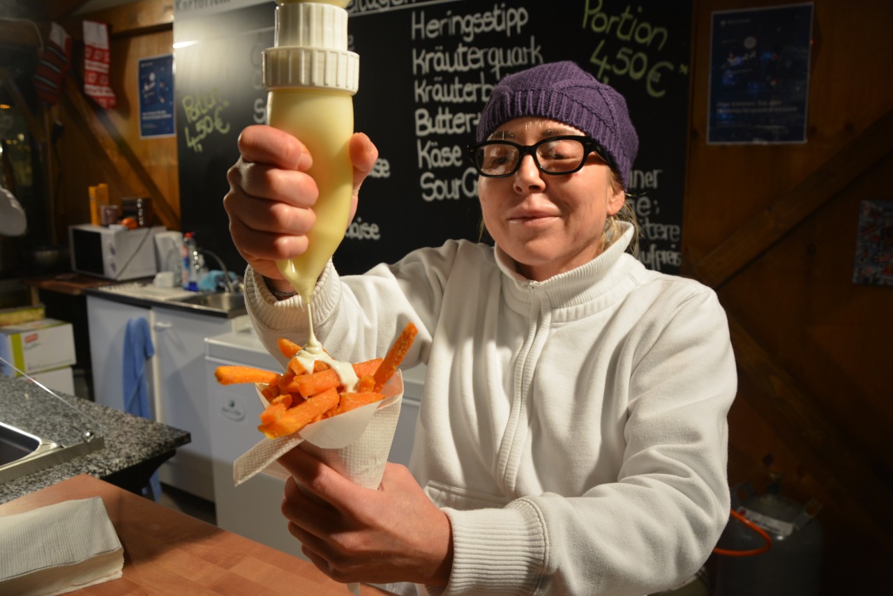 Silvia Petter verkauft köstliche Süßkartoffelpommes am "Kartoffelhaus".