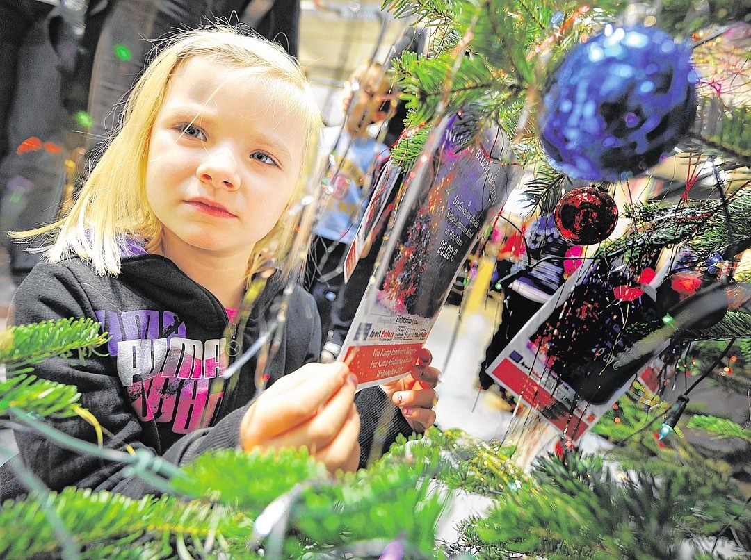 Dorien mit ihrem Wunschzettel am Weihnachtswunschbaum der NRZ in der Redaktion Moers.