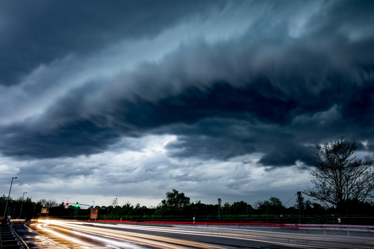 Das Land warnt Autofahrer. Wer könne, solle auf Fahrten verzichten. (Symbolfoto)