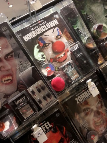 Horrorclown-Make-Up bei Karstadt im Limbecker Platz in Essen.