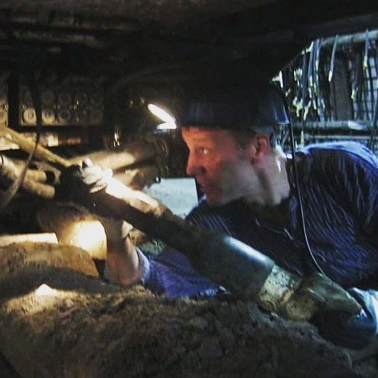 Grubenlampe am Helm und Bohrhammer in der Hand: Frank Lüdtke bei der schweißtreibenden Maloche.