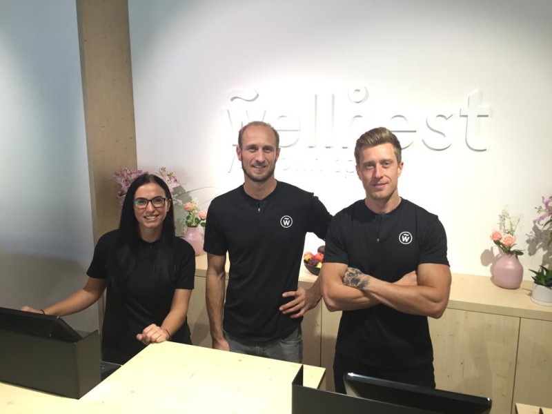 Mariusz Rogalski (v. re.), Marc André Pfeiffer und Mitarbeiterin Julia von Wellnest in der Essener Innenstadt.