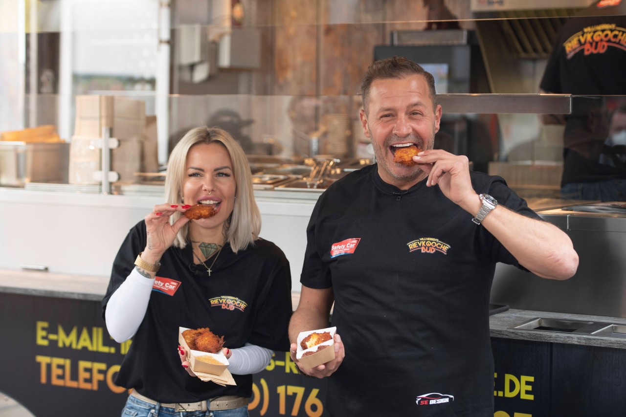 Willi Herren und Desiree Hansen bei der Eröffnung des Reibekuchen-Trucks am 16. April 2021 in Frechen.