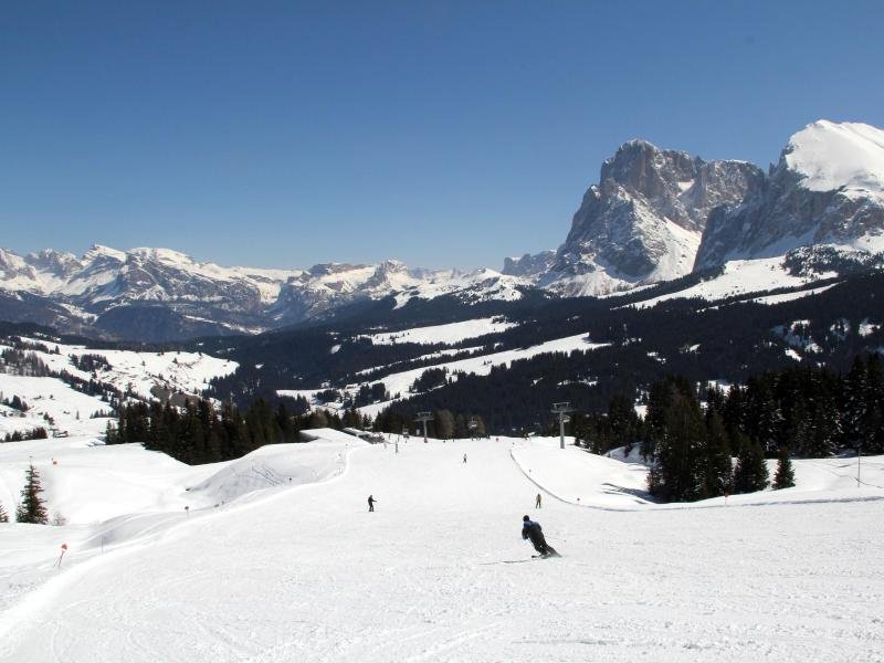 Wintersport im Urlaub: Wer in Italien Ski fährt, braucht neuerdings eine private Haftpflichtversicherung.