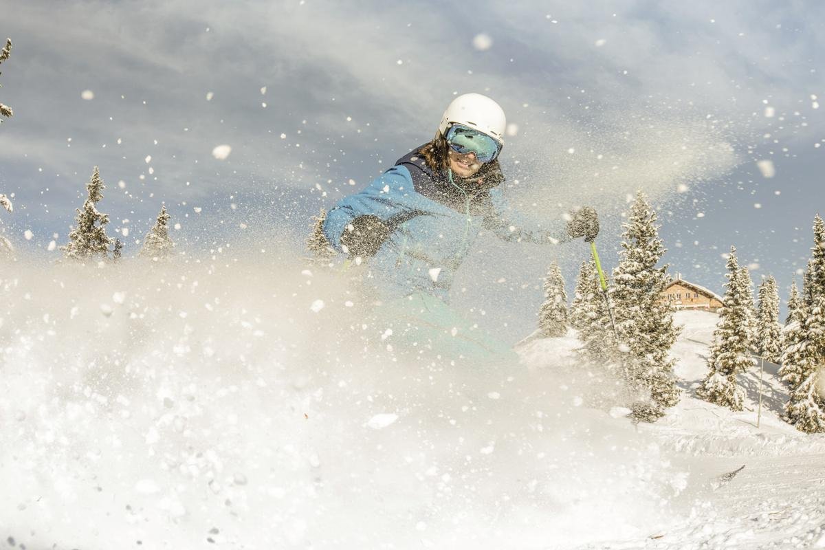 Wirbeln ordentlich Schnee auf: die Ski amadé Erlebnistouren. Foto: Martin Huber/Schladming-Dachstein/dpa