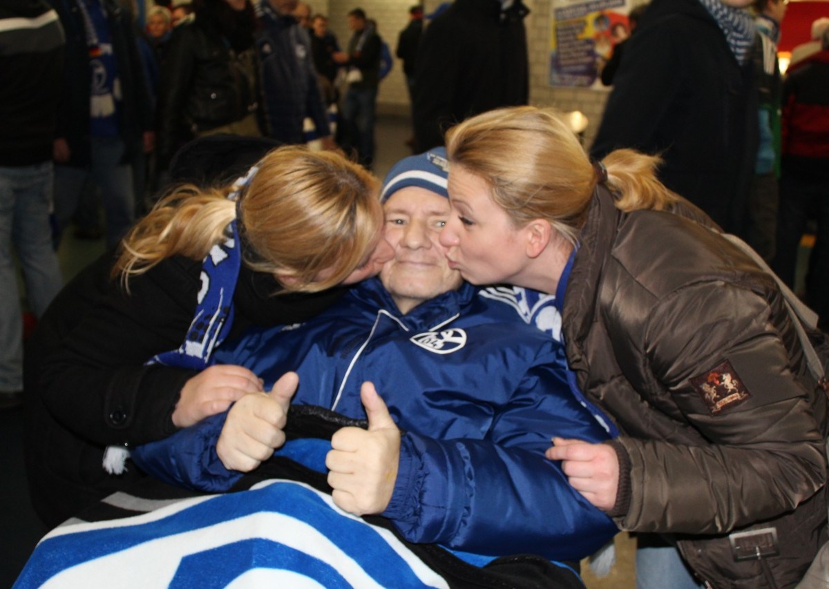 Ein sterbenskranker Vater besucht mit seinen Töchtern ein Schalke-Spiel., Ob eine Fahrt stattfindet, entscheidet immer der Arzt. Bei dieser Brustkrebs-Erkrankten gab er sein Ok. Am Strand blühte sie vollkommen auf., Ein Lachen. Ein Foto. Ein unvergesslicher Tag am Meer. Kurz darauf stirbt die Frau.