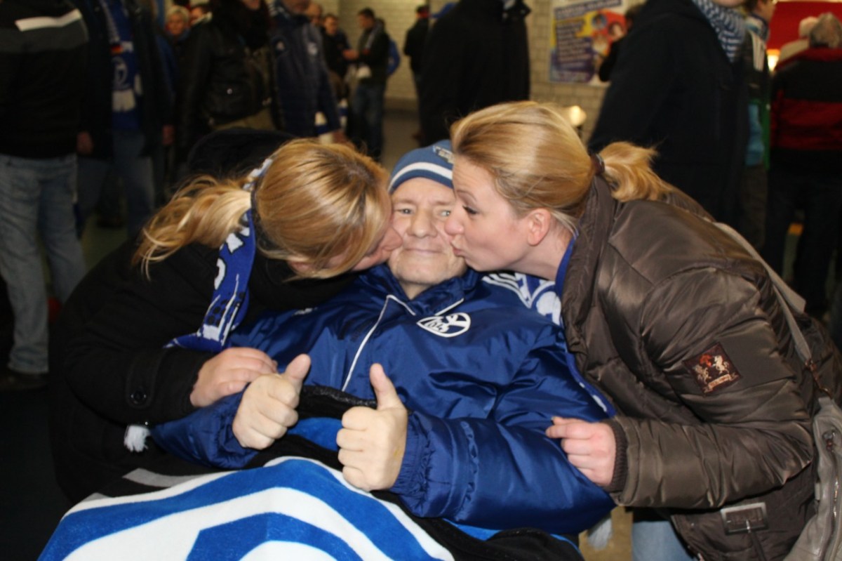 Ein sterbenskranker Vater besucht mit seinen Töchtern ein Schalke-Spiel., Ob eine Fahrt stattfindet, entscheidet immer der Arzt. Bei dieser Brustkrebs-Erkrankten gab er sein Ok. Am Strand blühte sie vollkommen auf., Ein Lachen. Ein Foto. Ein unvergesslicher Tag am Meer. Kurz darauf stirbt die Frau.