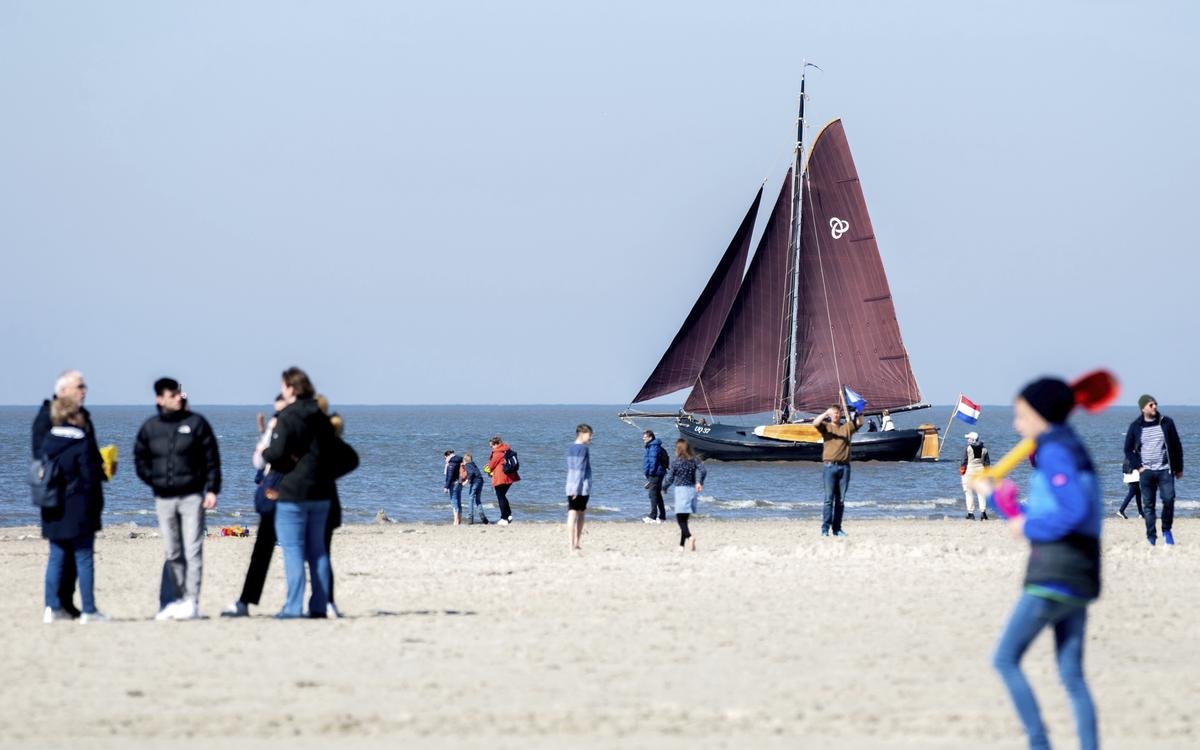 Zahlreiche Menschen sind am Weststrand unterwegs, während ein niederländisches Plattbodenschiff unter Segeln die Insel passiert. Rund zwei Wochen vor dem langen Pfingstwochenende rechnen Tourismusverbände mit vielen Urlaubsgästen an der Nordsee, in den Mittelgebirgen und in der Lüneburger Heide.