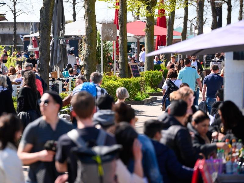 Zahlreiche Spaziergänger und Restaurantgäste sind nahe dem Elbstrand in Övelgönne unterwegs. Einer Studie zufolge bewerten die meisten Menschen den Tourismus für ihren Wohnort positiv.