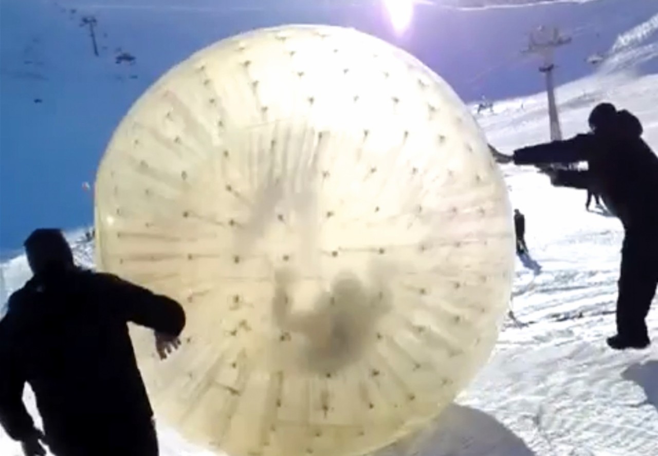 Hier ist die Zorbing-Gummikugel der Russen zu sehen.