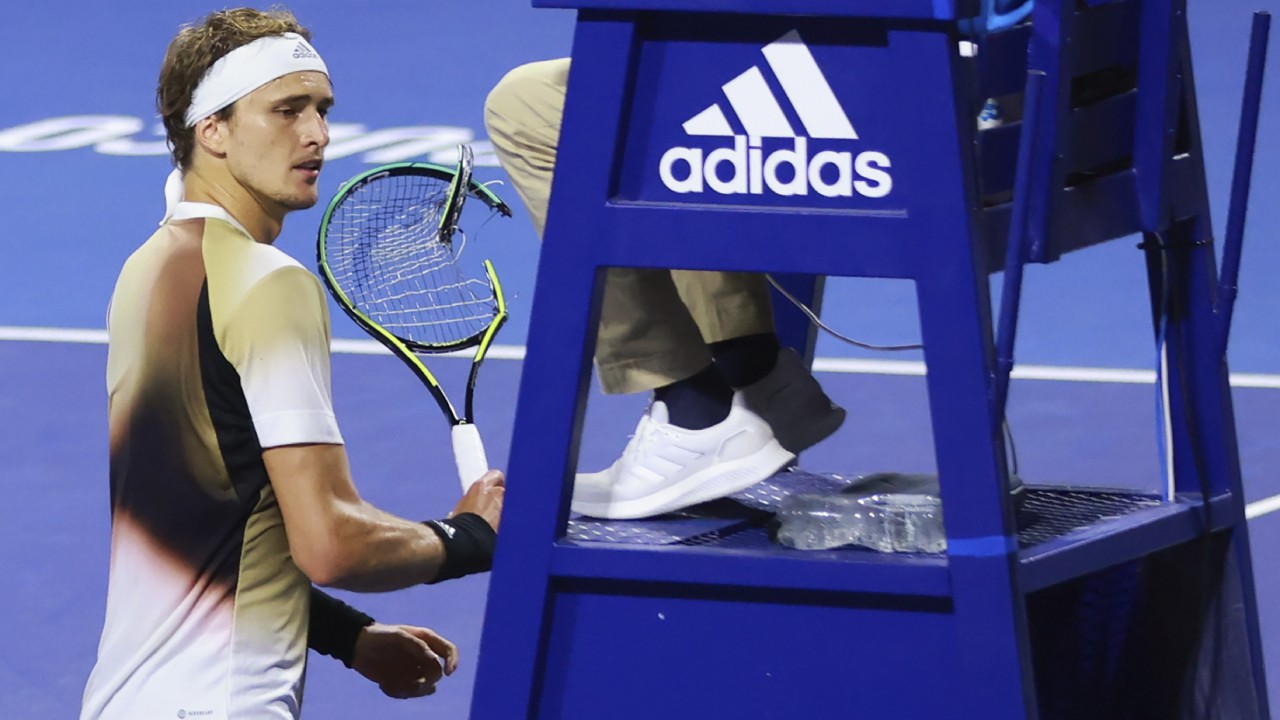 Im Achtelfinale der Mexican Open schlug Alexander Zverev mit seinem Schläger auf den Sitz des Schiedsrichters ein.