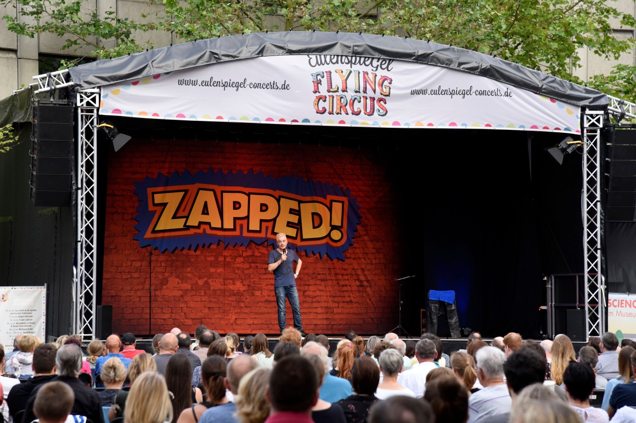 Michael Mittermeier mit dem Programm Zapped! beim Eulenspiegel Flying Circus im Innenhof des Deutschen Museums. 