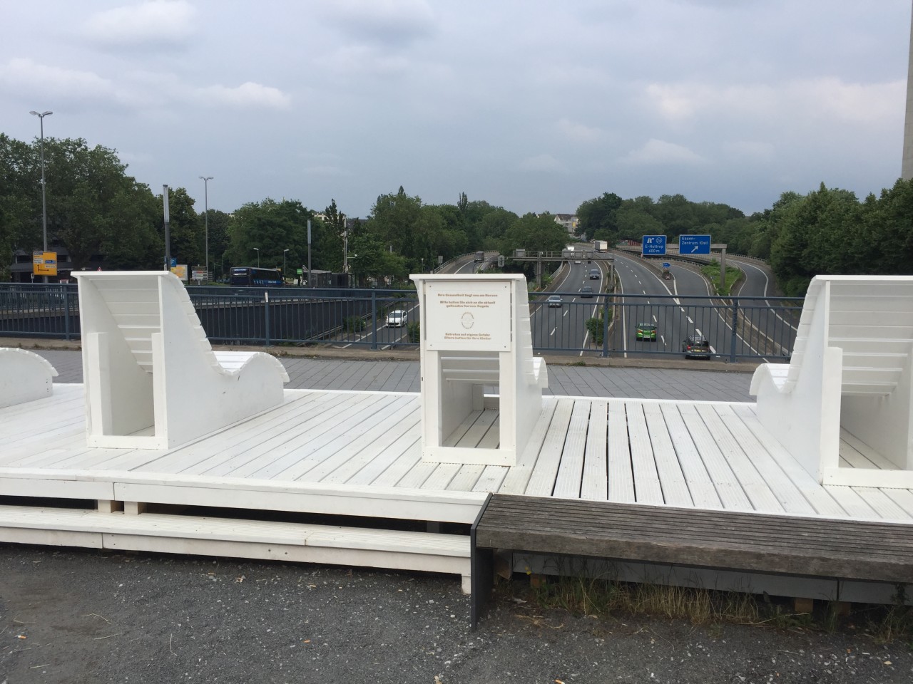 Auf insgesamt sechs weißen Liegen können Pendler, Passanten oder Anwohner mit Blick auf die A40 in Essen entspannen.