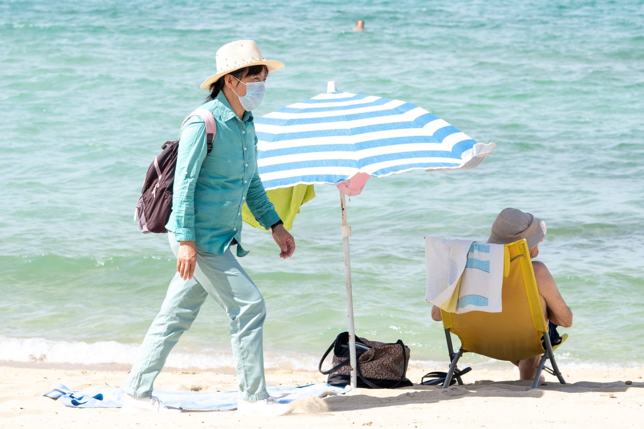 Noch machen einige Touristen Urlaub auf Mallorca und können sich einen schönen Tag am Strand machen. Doch die Inzidenzen steigen, für die Tourismusbranche wird es eng. 