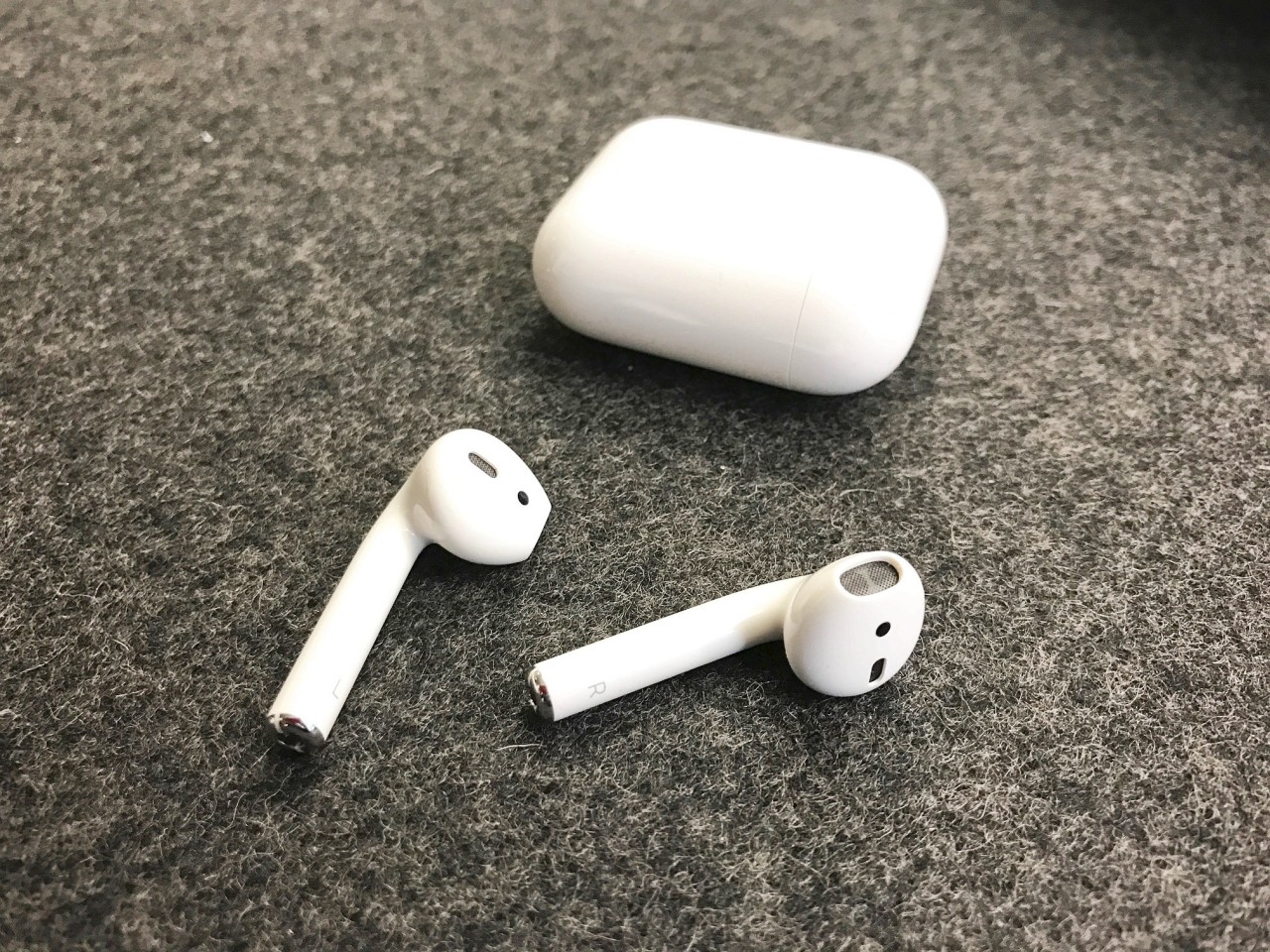 Apple zeigt mit seinen AirPods die absolute Einfachheit. Nur wer das zu schätzen weiß, wird bereit sein, den stolzen Preis von 179 Euro zu zahlen.