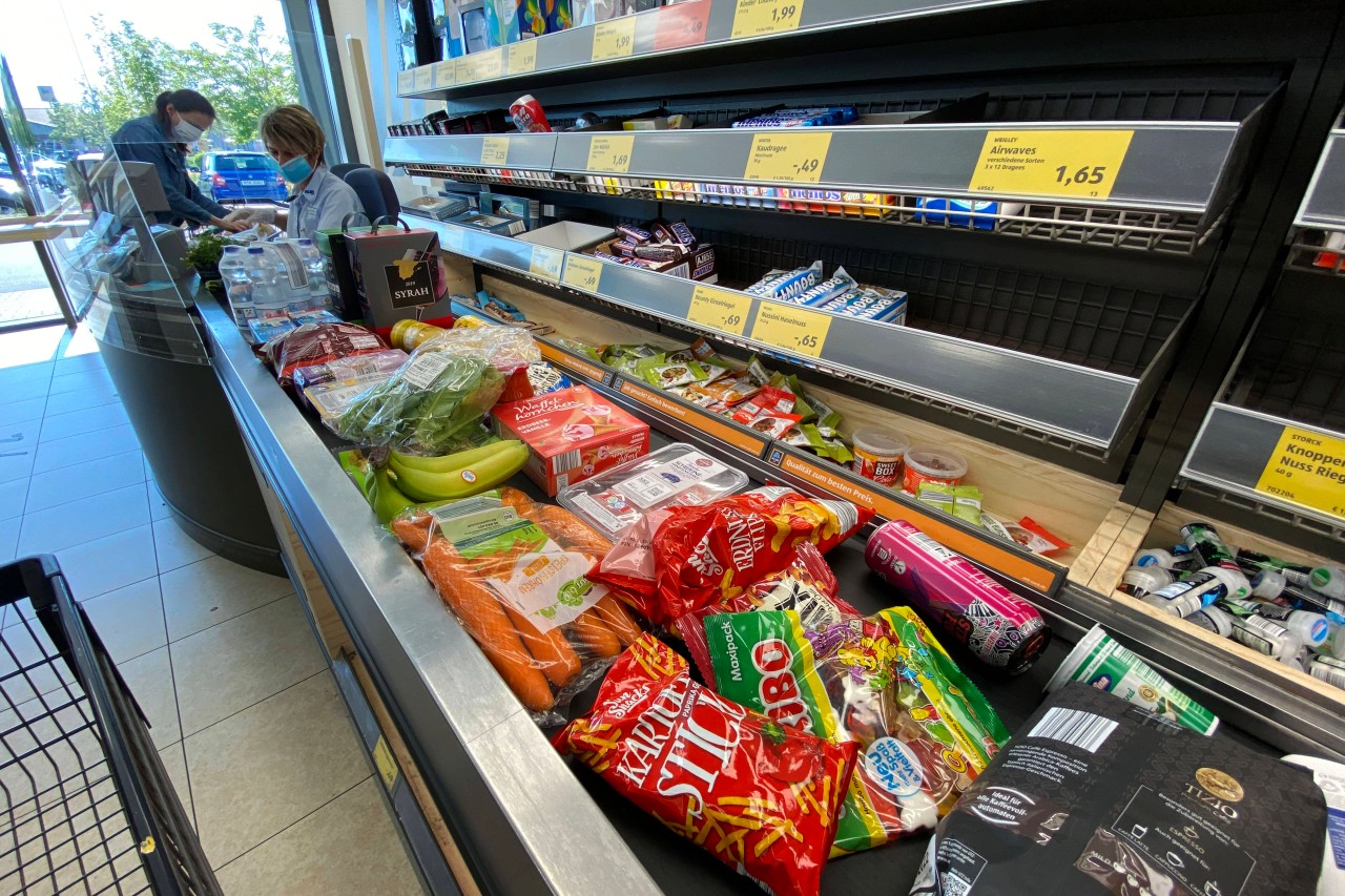 Bei Aldi an der Kasse. In Mülheim testet der Discounter bald einen Einkaufswagen, der das Schlage-Stehen verdrängen könnte. 