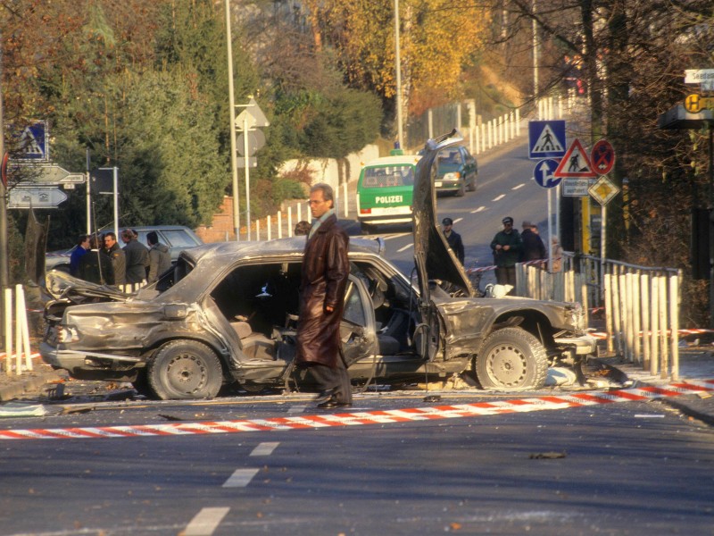 Am 30. November 1989 starb der Chef der Deutschen Bank, Alfred Herrhausen, in Bad Homburg durch eine Bombe. Diese befand sich auf einem präparierten Fahrrad am Straßenrand. Herrhausens Fahrer wurde nur leicht verletzt. Die Täter konnte nicht ermittelt werden.