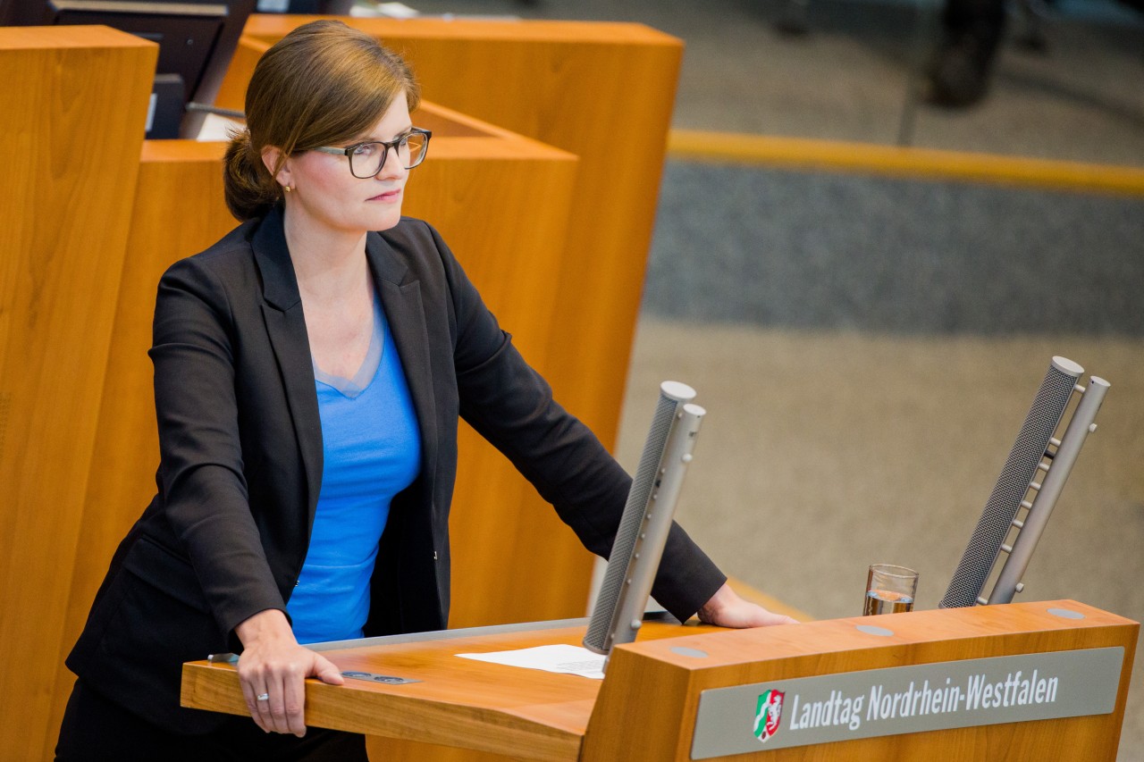 „alles dicht machen“ in NRW: Die SPD-Landtagsabgeordnete Sarah Philipp übte scharfe Kritik an der AfD, dann eskalierte es im Landtag. (Symbolbild)