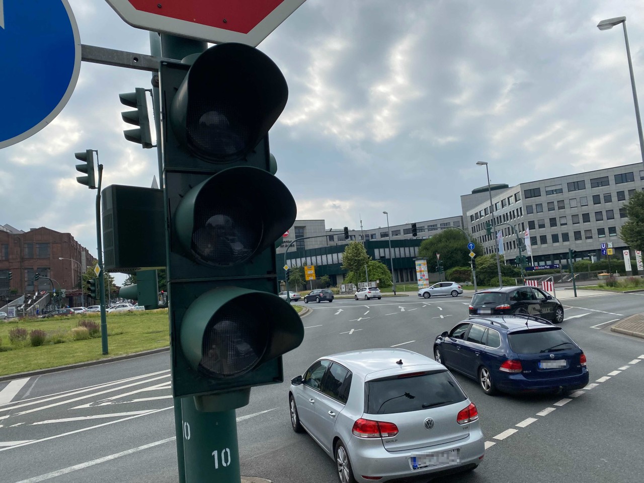 Am Limbecker Platz sind fast alle Ampeln ausgefallen - und das ausgerechnet zur Rushhour.