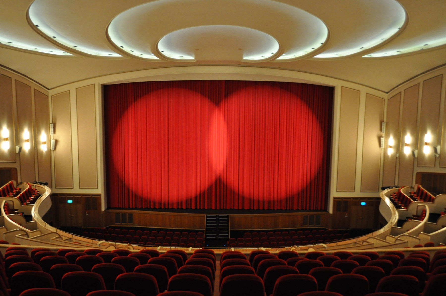 Nach aufwendiger 
Renovierung ist die Lichtburg im März 2003 in neuem Glanz erstrahlt: Als 
glamouröses Premierenkino und als Veranstaltungsort mit unvergleichlichem 
Flair ist die Lichtburg ein Anziehungspunkt von überregionaler Bedeutung. 