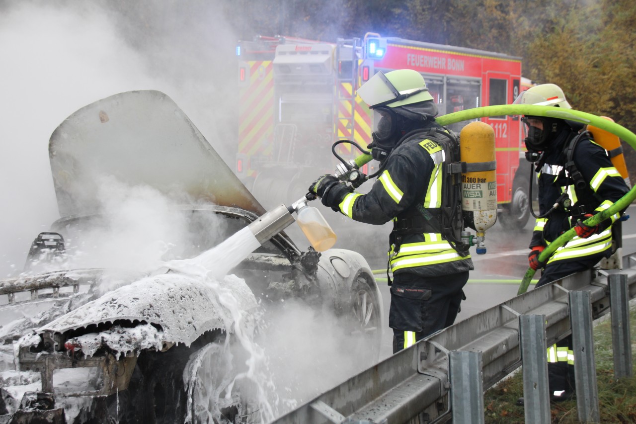 Die Feuerwehr löschte den Porsche Cayman mit Schaummittel und Speziallöschpulver.