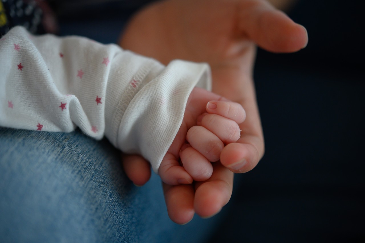 Ein Baby kam mit Hilfe eines Feuerwehrmannes zur Welt. (Symbolbild)