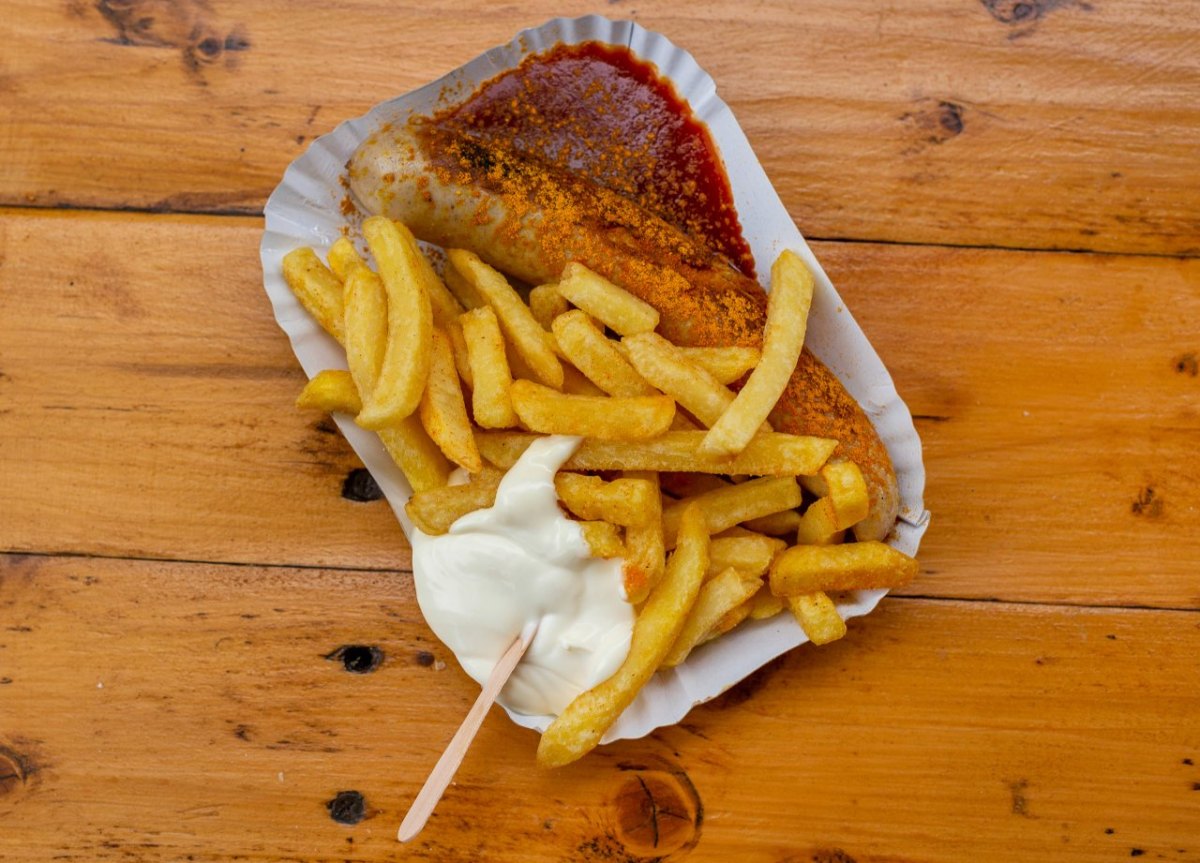 berlin-currywurst-pommes.jpg