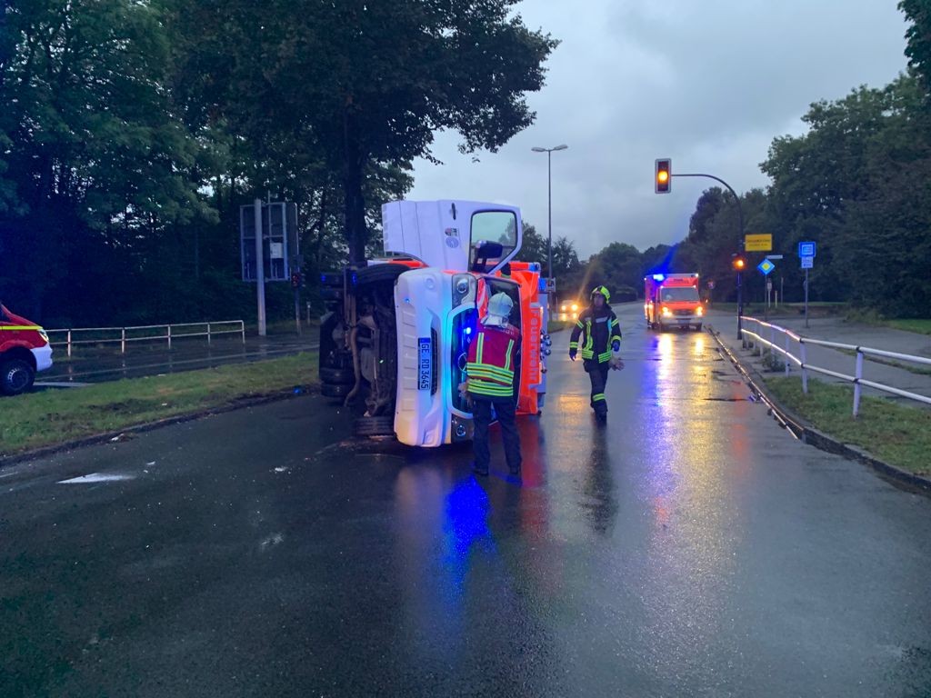 Gelsenkirchen: Bei einem Verkehrunfall wird ein Rettungswagen seitlich getroffen und kippt um.