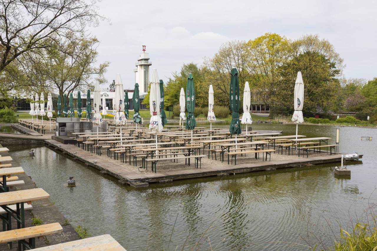 Gruga Essen: Leere Biergartentische – lediglich an den To-Go-Ständen können sich Besucher des Parks versorgen. (Archivbild)