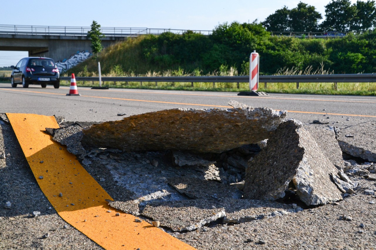 Wegen der großen Hitze ist eine Betonfahrbahn auf der Autobahn 5 bei Heidelberg am Ende einer Baustelle aufgebrochen. Foto: dpa