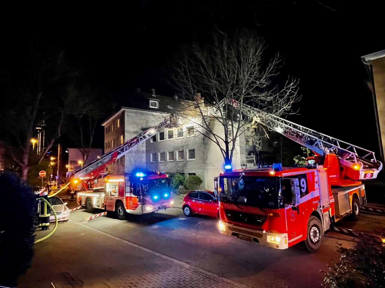 Der Bewohner war aus dem Fenster des 2. Obergeschosses gesprungen. 