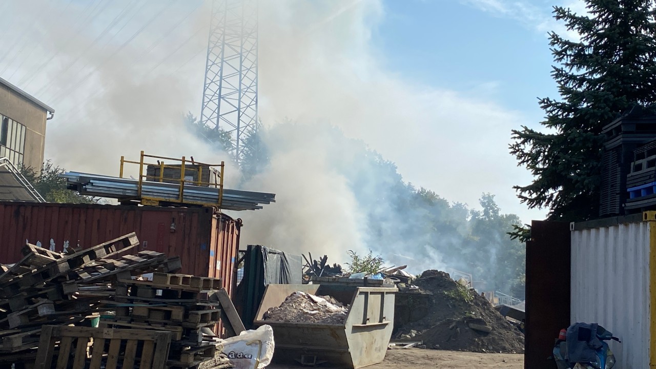 Feuerwehreinsaatz bei Brand auf Schrottplatz in Gelsenkirchen