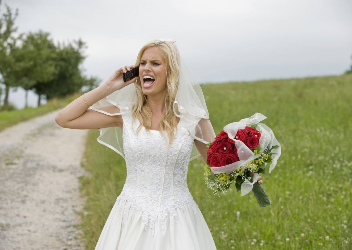 braut schnapp Freundin kleid weg hochzeit.jpg