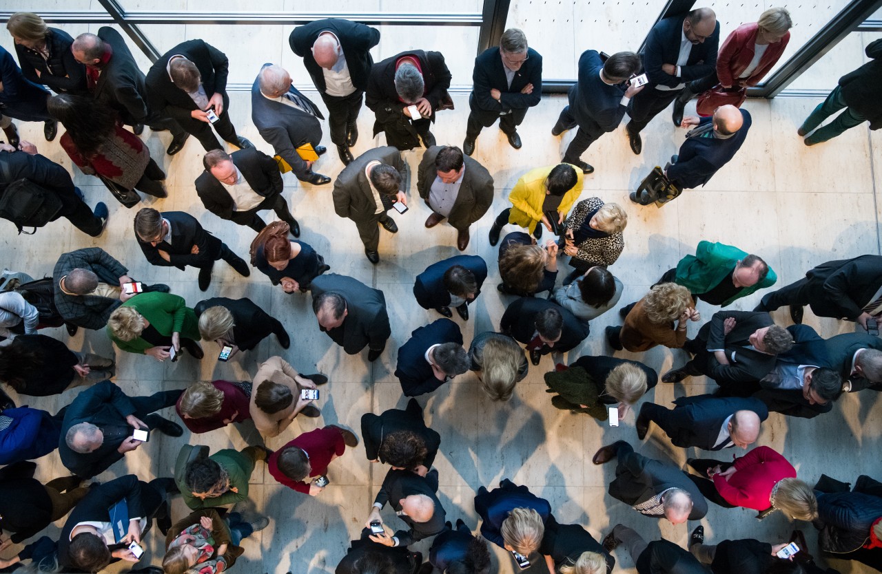 Die Abgeordneten warten darauf, den Bundestag wieder Abstimmung wieder betreten zu dürfen.