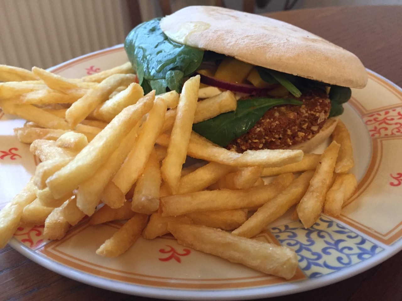 Der Hot Quinoa Veggie-Burger war zwar heiß, aber nicht unbedingt sehr scharf. 