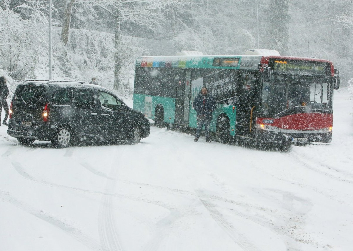 bus-auto-schnee-chaos.jpg