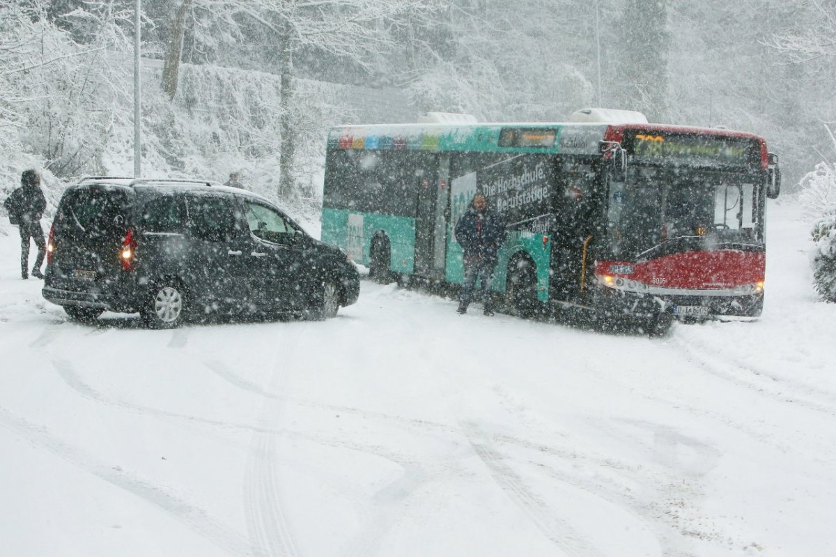 bus-auto-schnee-chaos.jpg