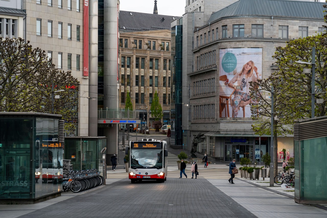 Ein Junge ist bei einem Busunglück in Bochum glimpflich davongekommen. (Symbolbild)