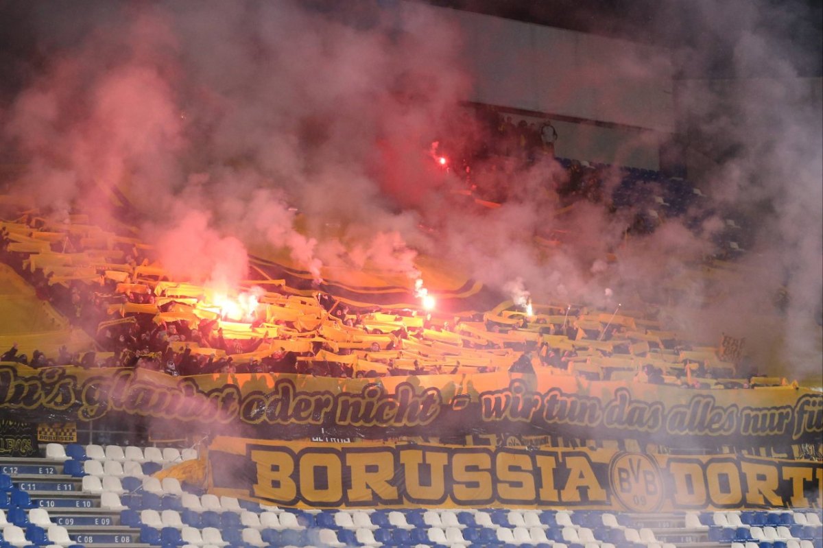 bvb-bergamo-choreo-pyro.jpg