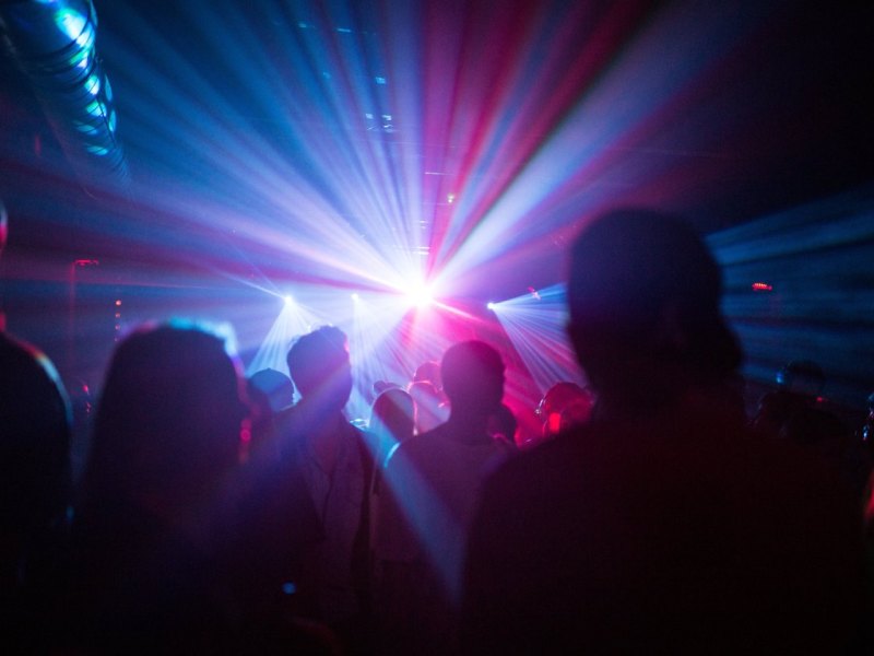 club-muenster-mann-hilft-frau.JPG