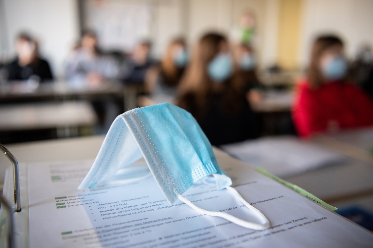 Eine Lehrerin hat sich noch vor dem Lockdown in NRW mit dem Coronavirus in der Schule infiziert. Jetzt spricht sie darüber. (Symbolbild)