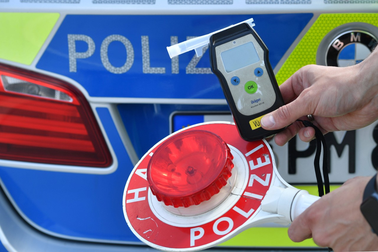 Ein Mann aus Duisburg wurde von der Polizei angehalten und verweigerte eine Atemalkoholkontrolle - durfte er das? (Symbolbild)