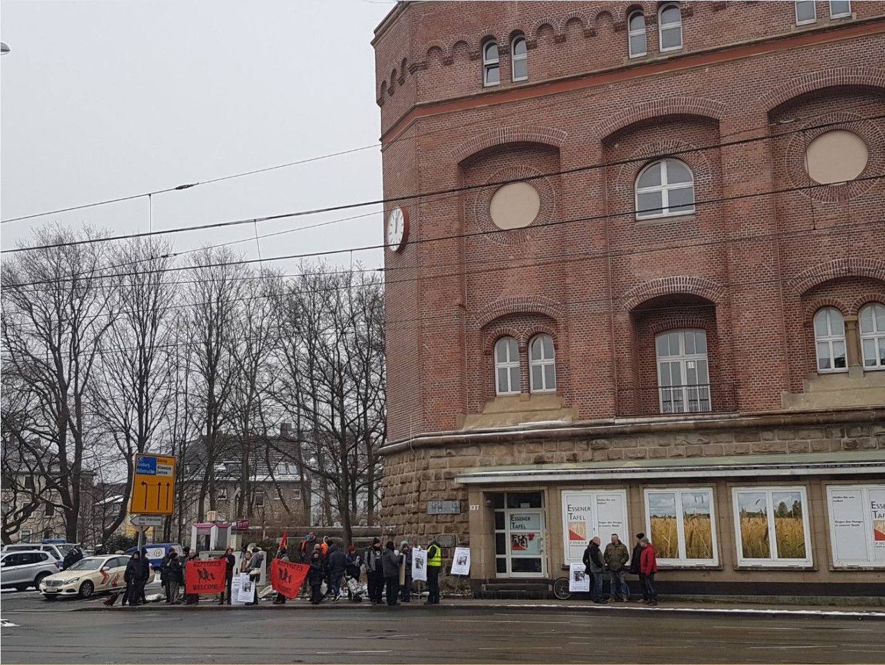 Am Samstag demonstrierten verschiedene Gruppen vor der Essener Tafel gegen Rassismus. 