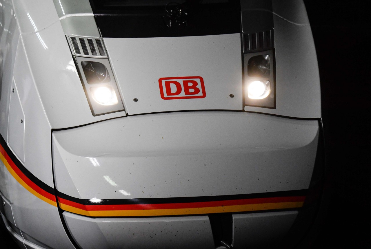 Deutsche Bahn: Der neue ICE hat eine Banderole in Deutschland-Farben verpasst bekommen. 