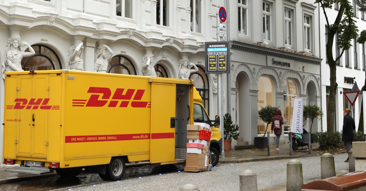 DHL und andere Paketdienste haben in der Vorweihnachtszeit alle Hände voll zu tun.