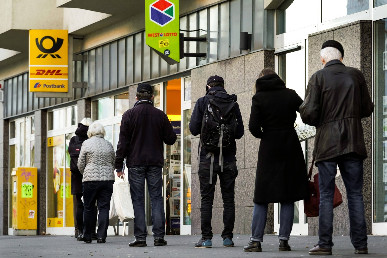 DHL: Du hast auch keine Lust mehr auf lange Schlangen vor den Filialen der Deutschen Post, um dein DHL-Paket abzugeben? Da gibt es  eine Lösung. (Symbolbild)