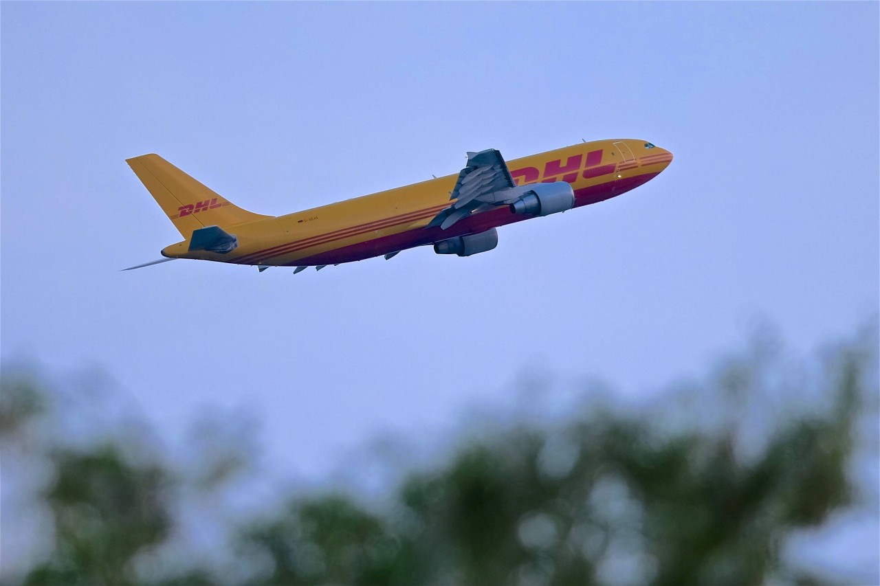 DHL: Der Versand in die USA erfolgt nicht immer per Flugzeug. (Symbolbild)